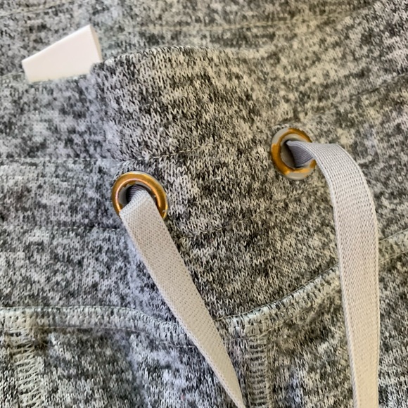 breathable grey cropped joggers with pocket - Picture 2 of 4